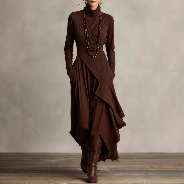 Damern Elegant Maxiklänning med draperad överdel och asymmetrisk skärning Mirla-Eva Jonsson