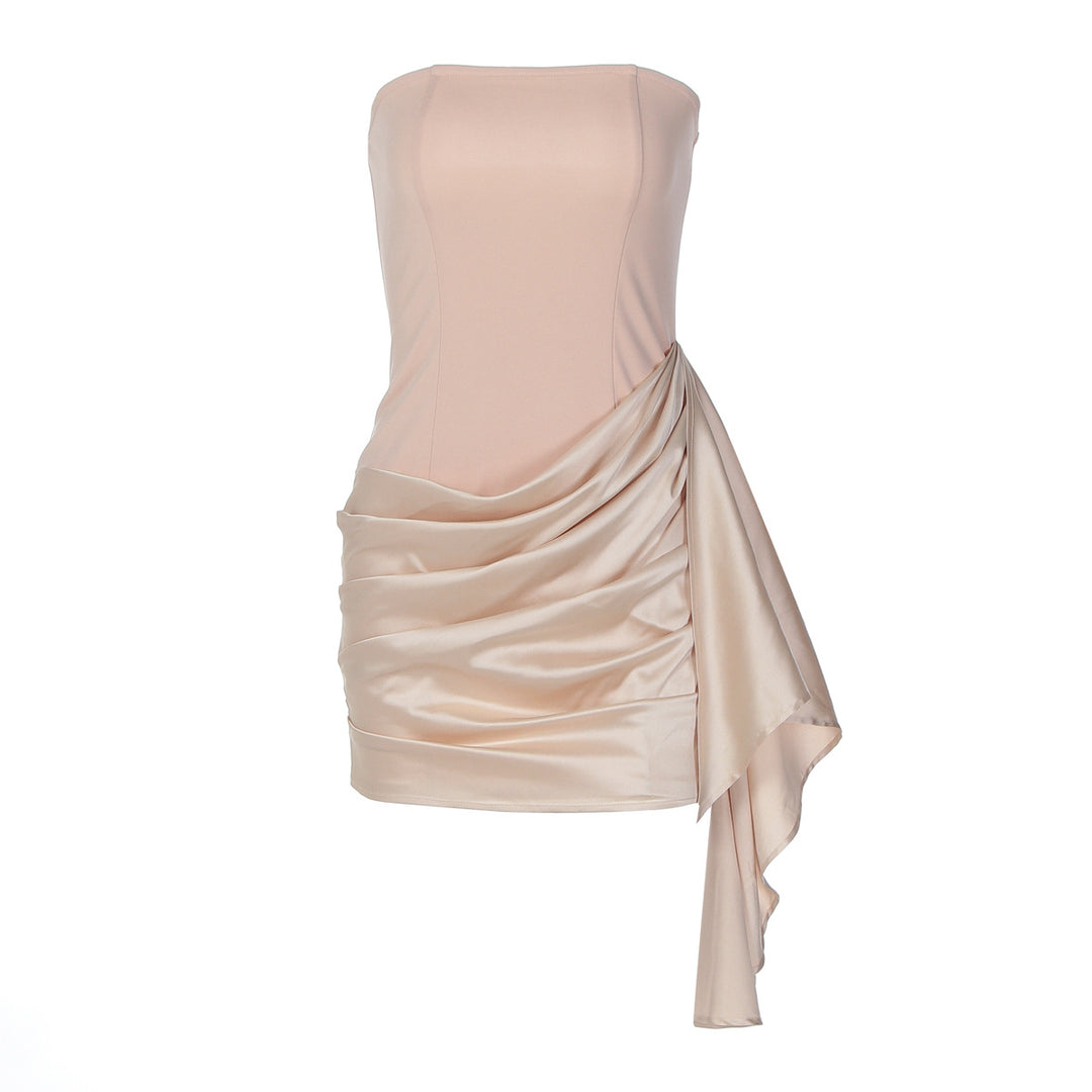 Damern Elegant Miniklänning med off-shoulder design och raffinerade draperingar Mirla-Eva Jonsson