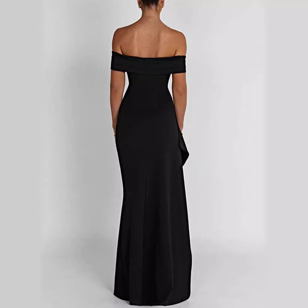 Damern Elegant Off-Shoulder Maxiklänning med hög slits och draperingar Mirla-Eva Jonsson