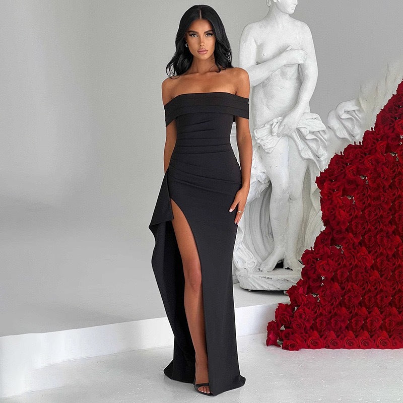 Damern Elegant Off-Shoulder Maxiklänning med hög slits och draperingar Mirla-Eva Jonsson