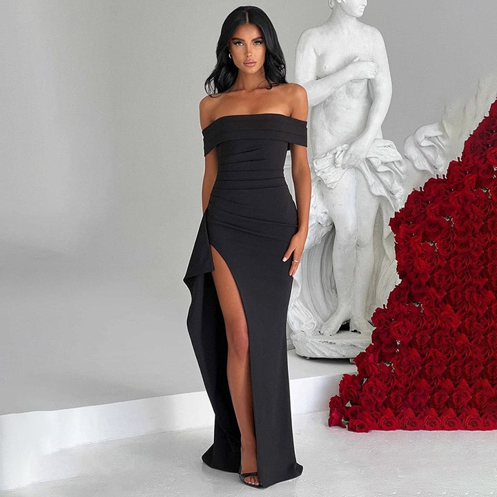 Damern Elegant Off-Shoulder Maxiklänning med hög slits och draperingar Mirla-Eva Jonsson