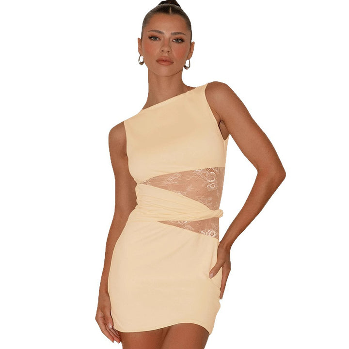 Damern Elegant, figurnära klänning med transparenta insatser Mirla-Eva Jonsson