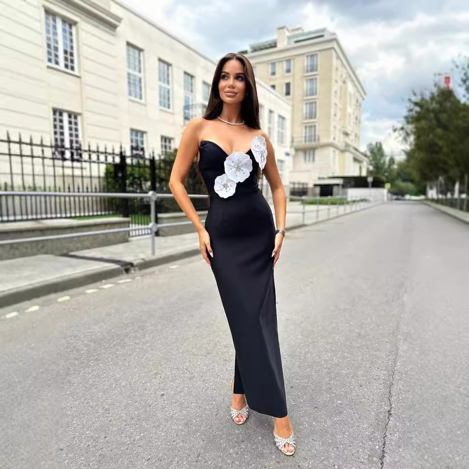 Damern Elegant golvlång klänning med asymmetrisk utförande och blommönster Mirla-Eva Jonsson