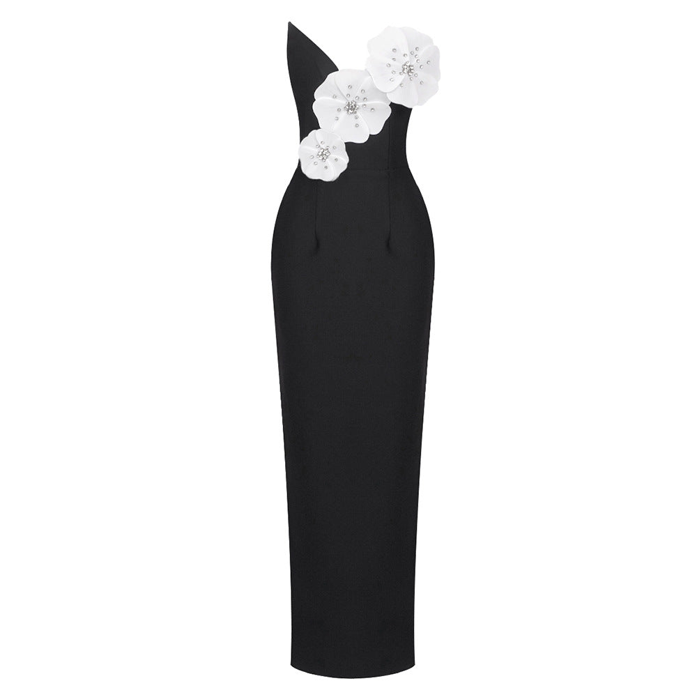 Damern Elegant golvlång klänning med asymmetrisk utförande och blommönster Mirla-Eva Jonsson