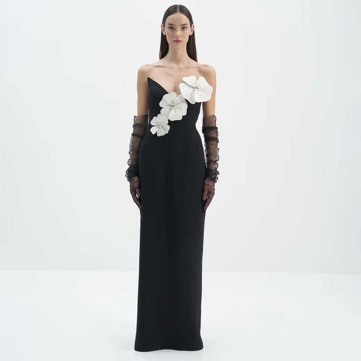 Damern Elegant golvlång klänning med asymmetrisk utförande och blommönster Mirla-Eva Jonsson