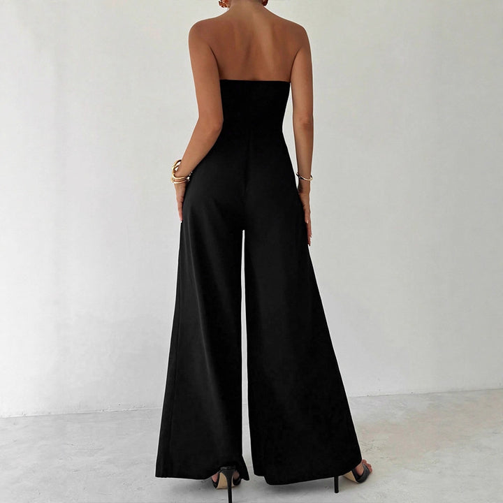 Damern Elegant jumpsuit med asymmetrisk utskärning och dekorativa knappar Mirla-Eva Jonsson