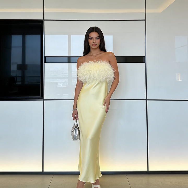 Damern Elegant och lyxig aftonklänning med dekorativ fjäderdetalj Mirla-Eva Jonsson