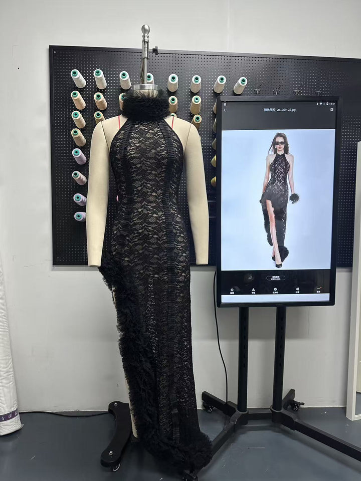 Damern Elegant spetsklänning med voluminösa volanger och transparenta detaljer Mirla-Eva Jonsson