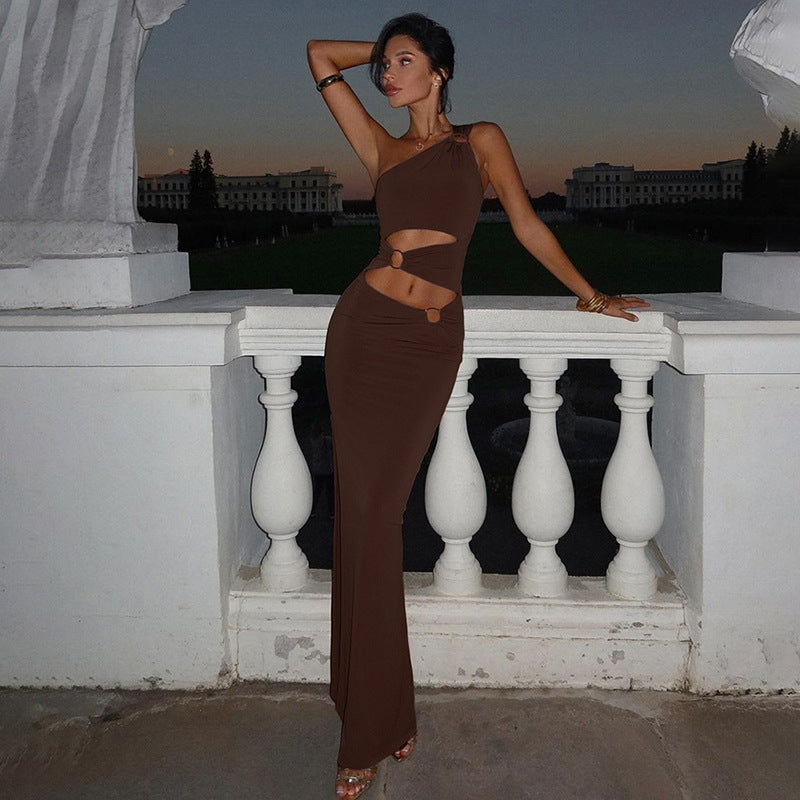 Damern Eleganta One-Shoulder Maxiklänning med draperingar och metalliskt detalj Mirla-Eva Jonsson