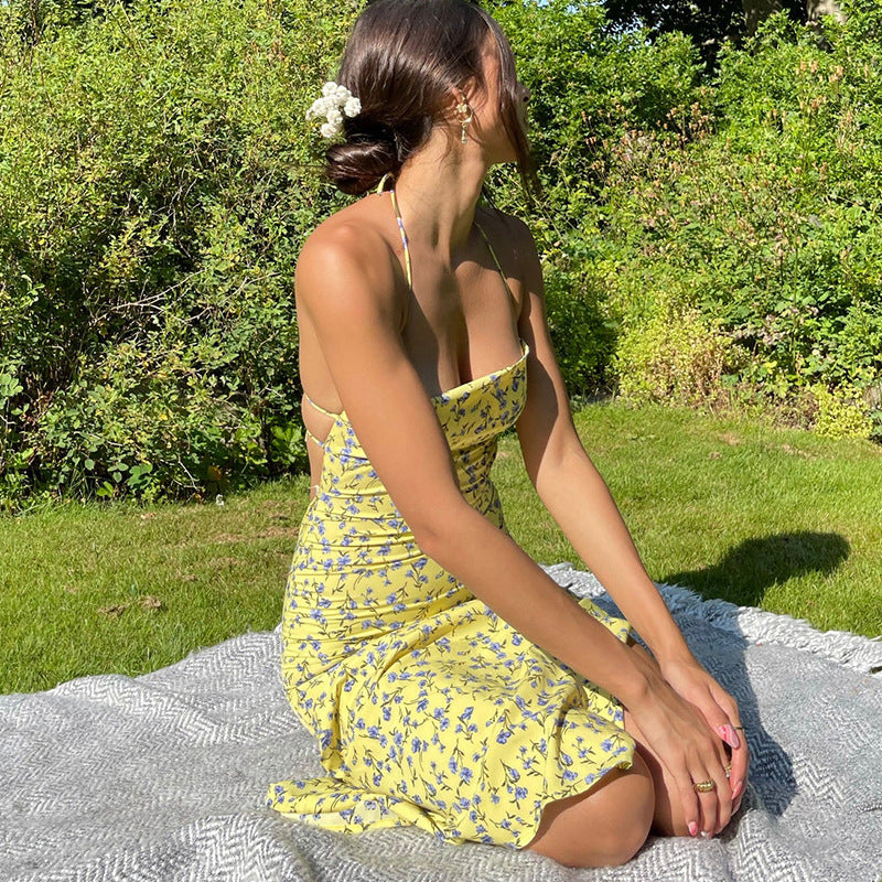 Damern Etuiklänning med floral design och eleganta spagettistövlar Mirla-Eva Jonsson