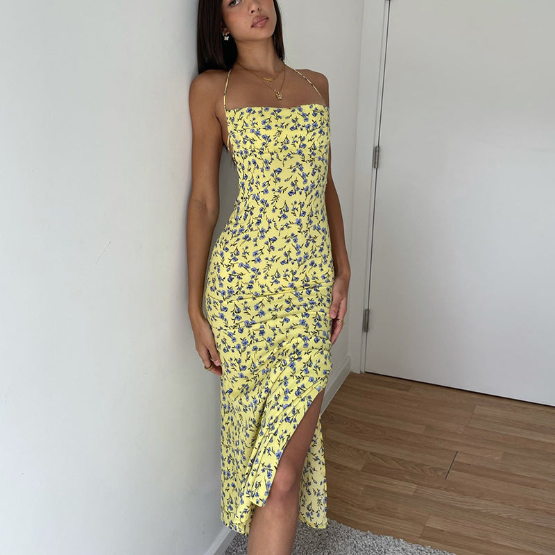 Damern Etuiklänning med floral design och eleganta spagettistövlar Mirla-Eva Jonsson