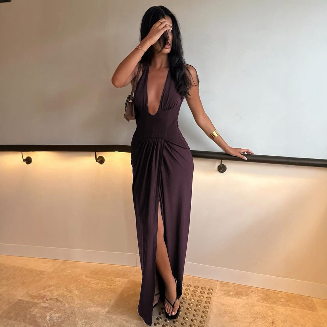 Damern Figurformande aftonklänning med djup urringning och elegant drapering Mirla-Eva Jonsson