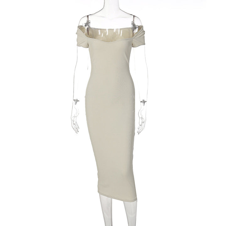 Damern Figurnära Midi-klänning med axelbandslös design och eleganta rynkeffekter Mirla-Eva Jonsson