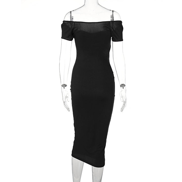 Damern Figurnära Midi-klänning med axelbandslös design och eleganta rynkeffekter Mirla-Eva Jonsson