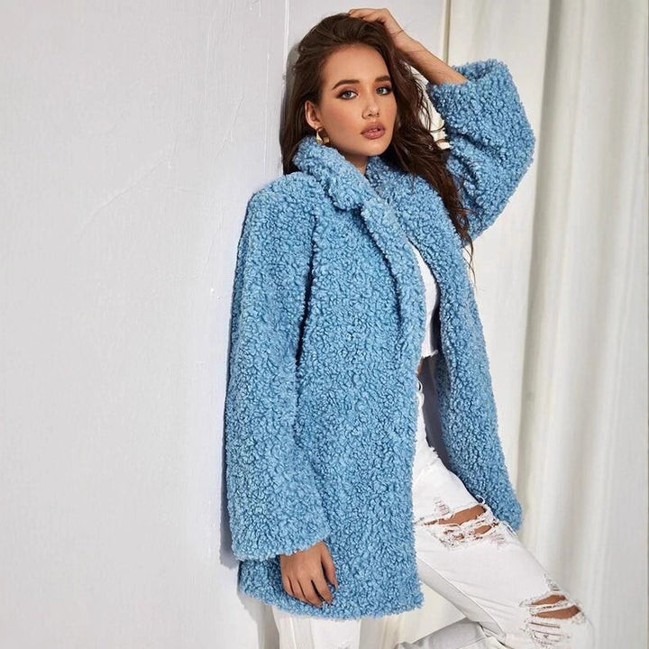 Damern Fluffig Oversized-Kappa med bred krage och exklusiv design Mirla-Eva Jonsson