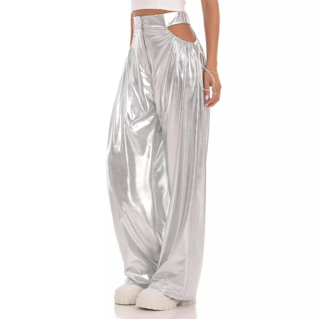 Damern Högmidjad Baggy-byxa med Cut-Out-detaljer och glänsande finish Mirla-Eva Jonsson