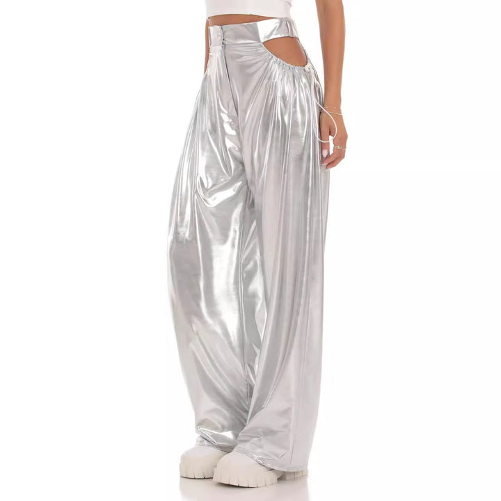 Damern Högmidjad Baggy-byxa med Cut-Out-detaljer och glänsande finish Mirla-Eva Jonsson