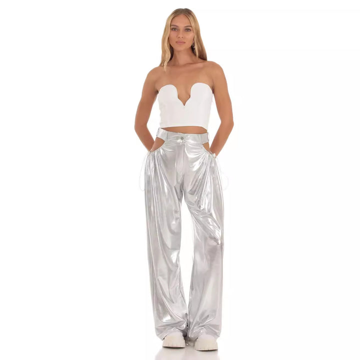Damern Högmidjad Baggy-byxa med Cut-Out-detaljer och glänsande finish Mirla-Eva Jonsson