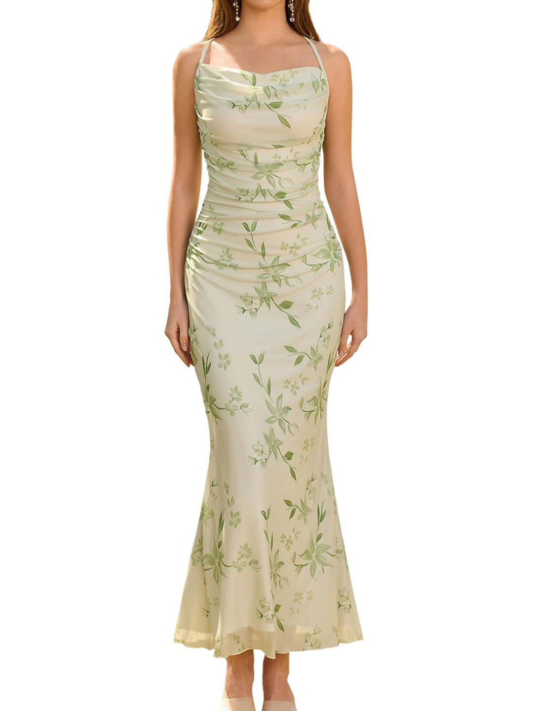 Damern Inslaget Aftonkänning med strapless design och ruchningar Mirla-Eva Jonsson