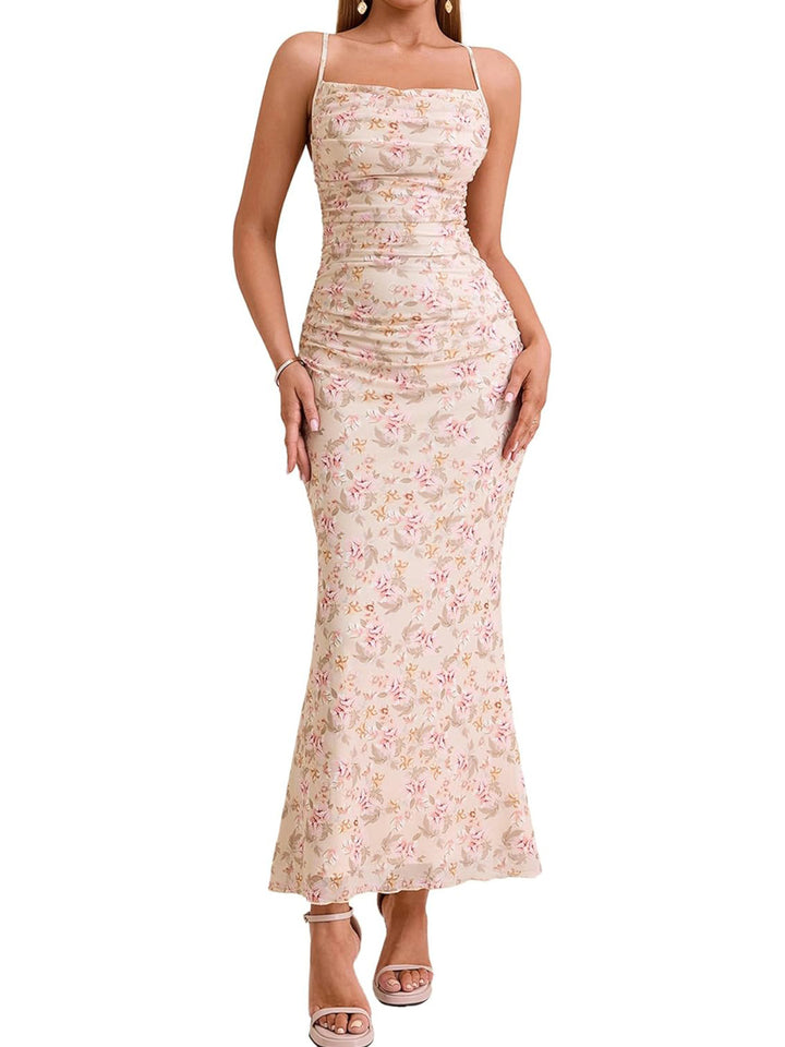 Damern Inslaget Aftonkänning med strapless design och ruchningar Mirla-Eva Jonsson