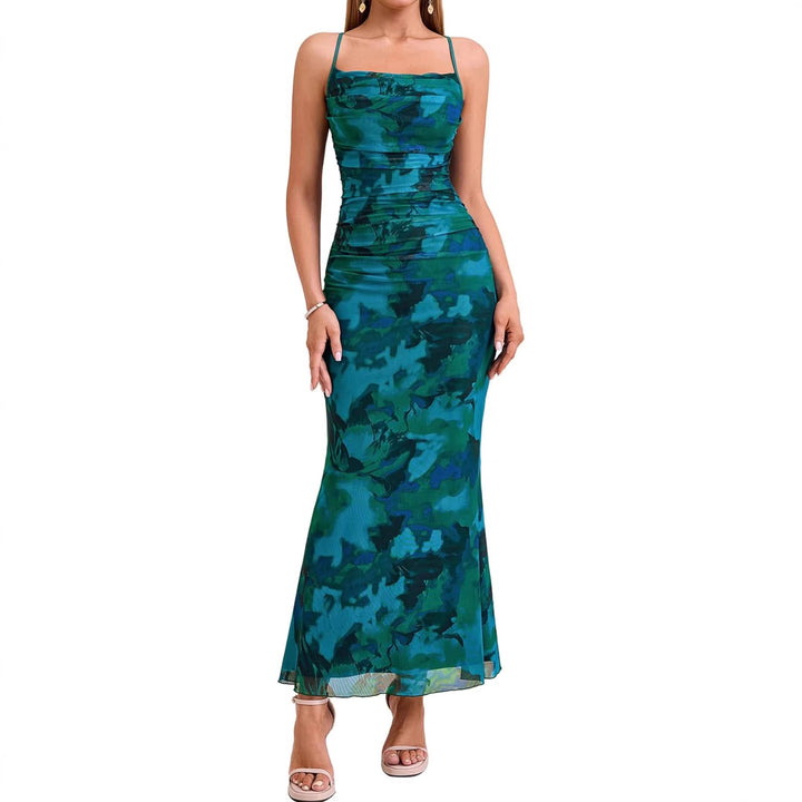 Damern Inslaget Aftonkänning med strapless design och ruchningar Mirla-Eva Jonsson