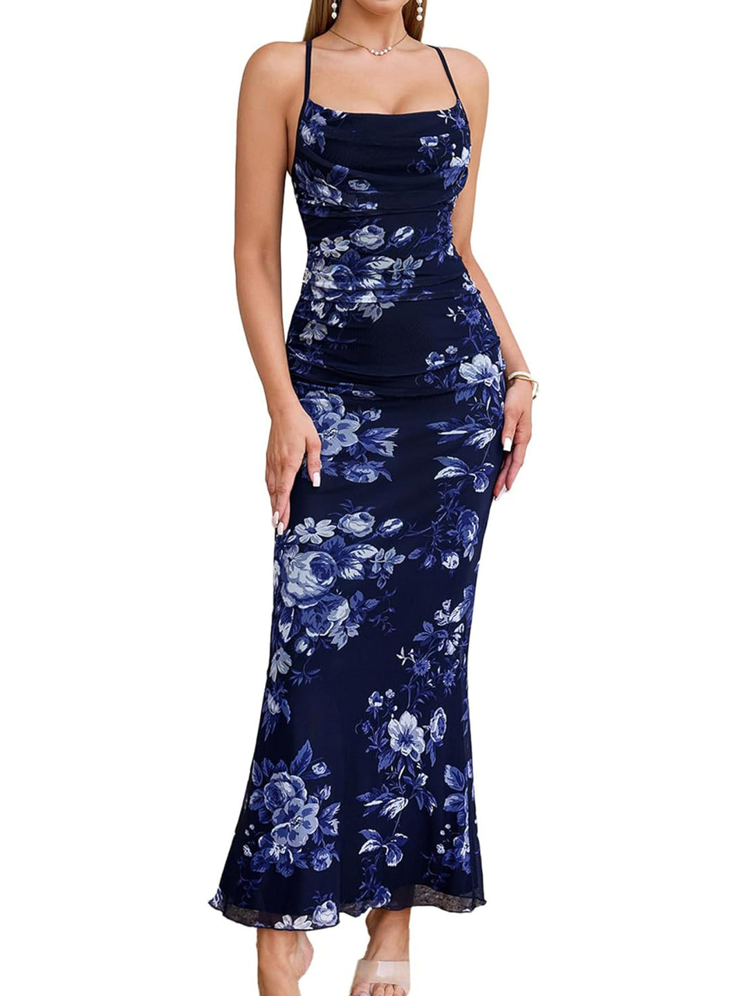 Damern Inslaget Aftonkänning med strapless design och ruchningar Mirla-Eva Jonsson