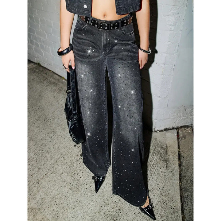 Damern Jeans-outfit i modern streetstyle med glittrandetaljer Mirla-Eva Jonsson