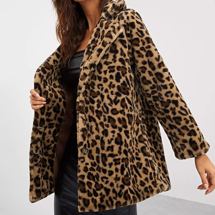 Damern Moderiktig Teddy-kappa med leopardtryck och elegant skärning Mirla-Eva Jonsson