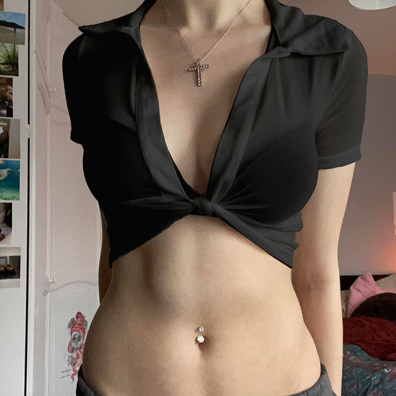 Damern Modern cropped blus med djup V-ringning och lekfull knut Mirla-Eva Jonsson