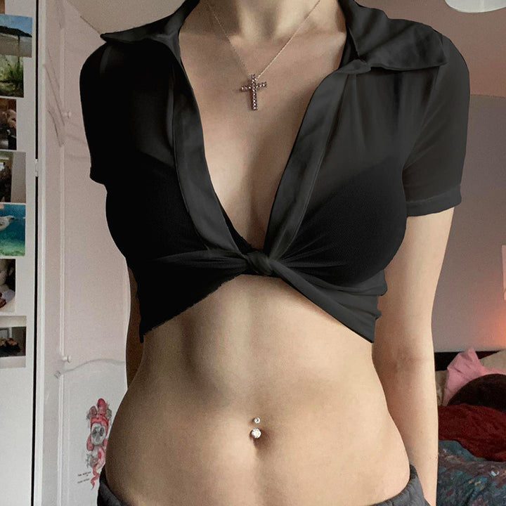 Damern Modern cropped blus med djup V-ringning och lekfull knut Mirla-Eva Jonsson
