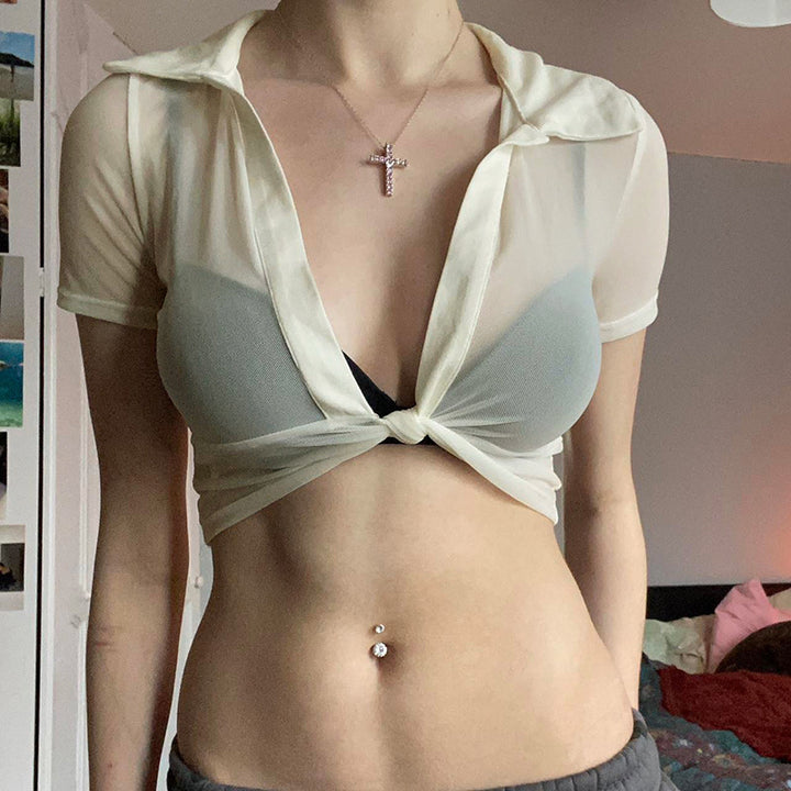 Damern Modern cropped blus med djup V-ringning och lekfull knut Mirla-Eva Jonsson