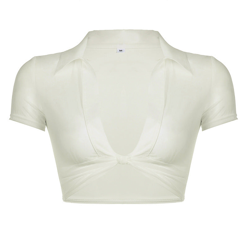 Damern Modern cropped blus med djup V-ringning och lekfull knut Mirla-Eva Jonsson