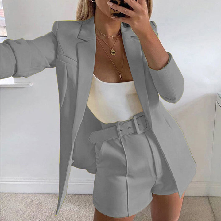 Damern Modernt Blazer-set med figurnära passform och högt midjade shorts Mirla-Eva Jonsson