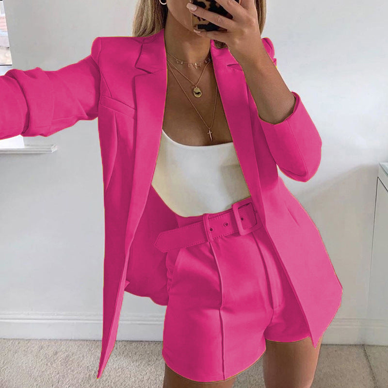Damern Modernt Blazer-set med figurnära passform och högt midjade shorts Mirla-Eva Jonsson