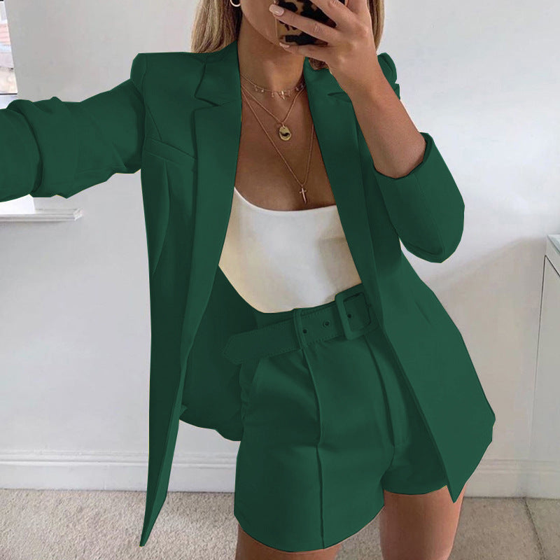 Damern Modernt Blazer-set med figurnära passform och högt midjade shorts Mirla-Eva Jonsson