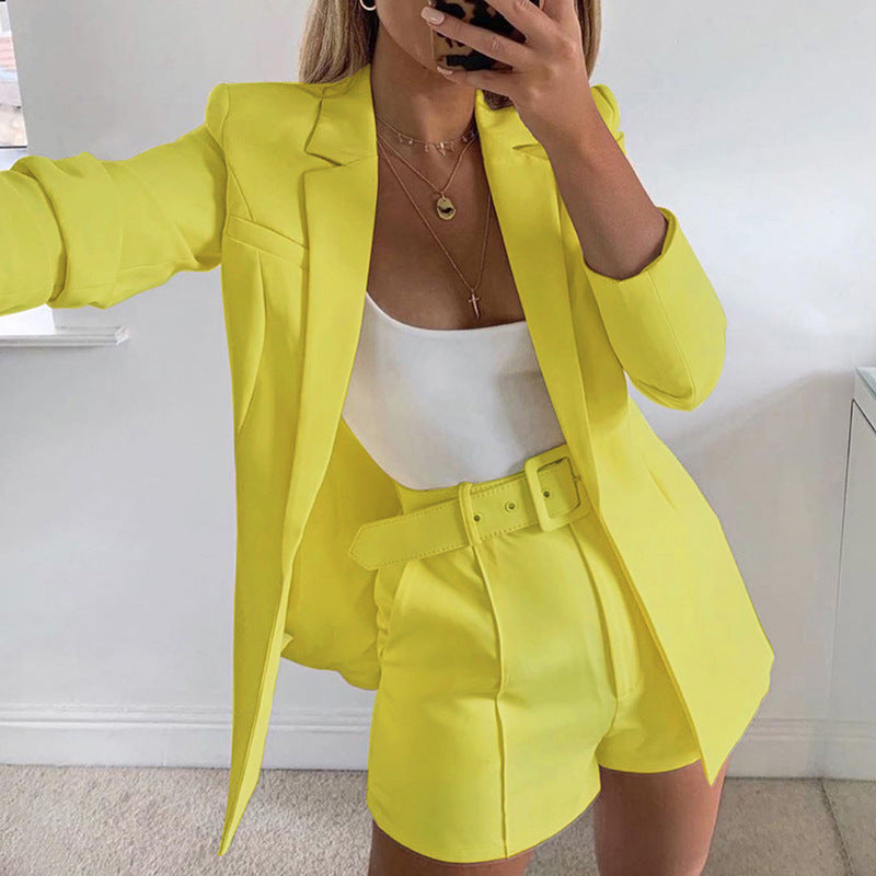 Damern Modernt Blazer-set med figurnära passform och högt midjade shorts Mirla-Eva Jonsson