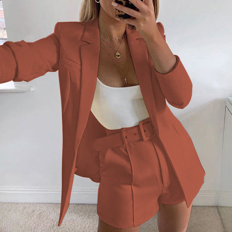 Damern Modernt Blazer-set med figurnära passform och högt midjade shorts Mirla-Eva Jonsson
