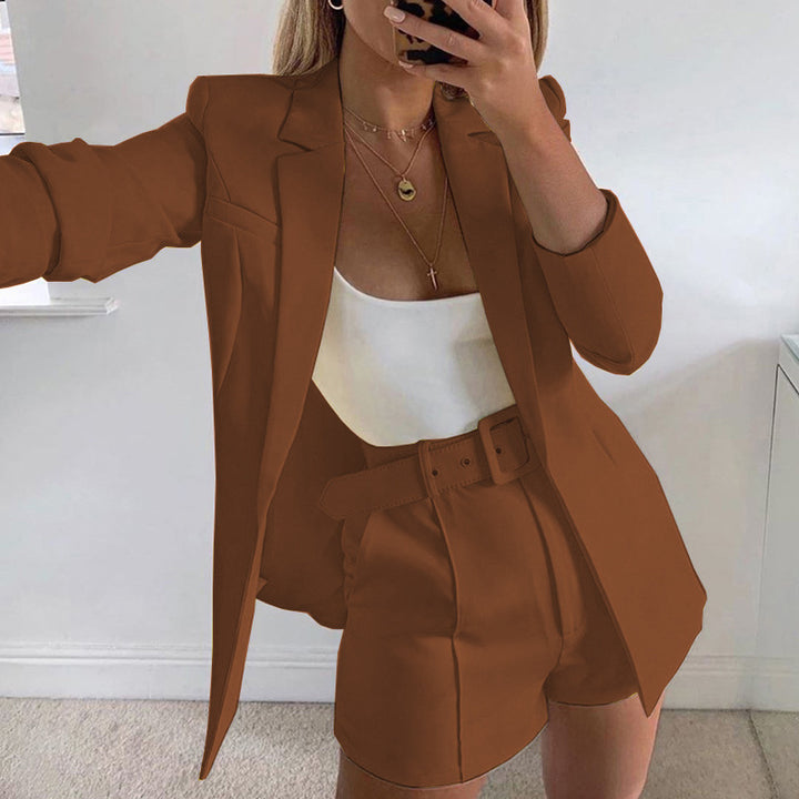 Damern Modernt Blazer-set med figurnära passform och högt midjade shorts Mirla-Eva Jonsson