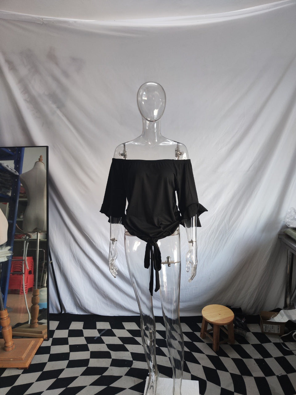 Damern Off-Shoulder Blus med Rufsdetaljer och Midjeband Mirla-Eva Jonsson