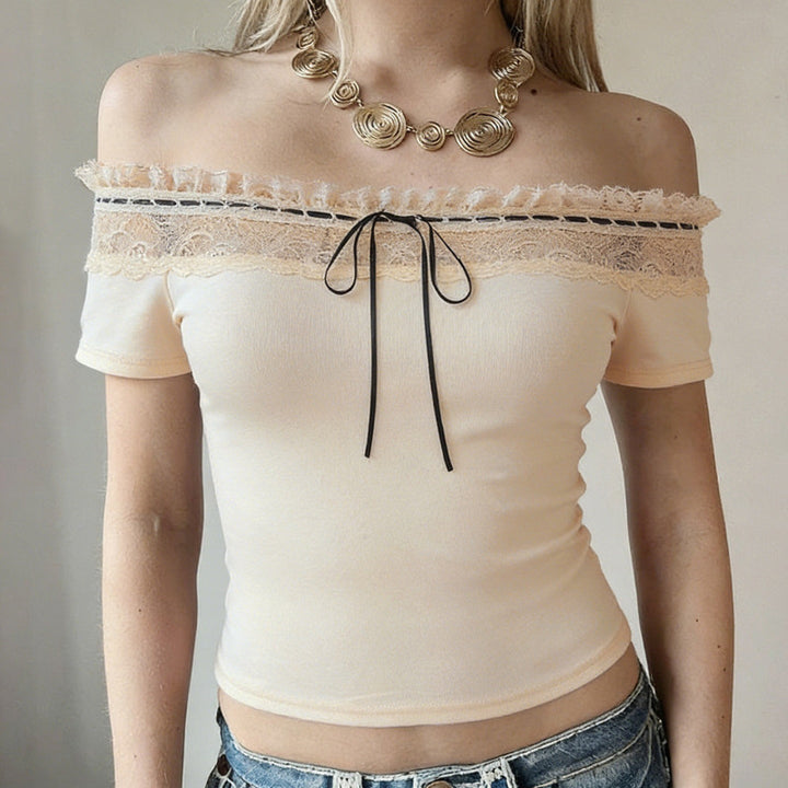 Damern Off-Shoulder Topp med spetsdetaljer och figursydd passform Mirla-Eva Jonsson