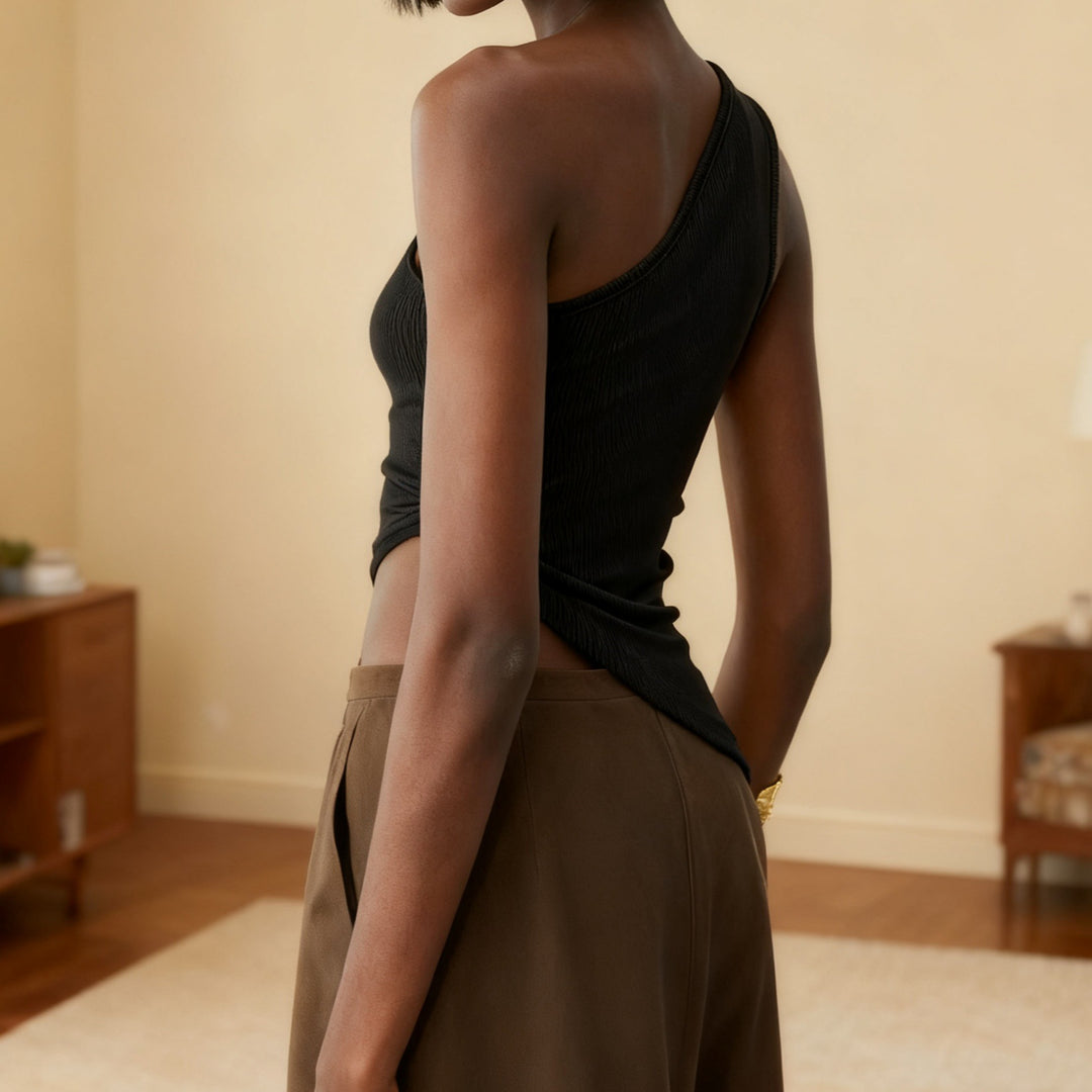 Damern One-Shoulder Topp med elegant drapering och figurnära snitt Mirla-Eva Jonsson