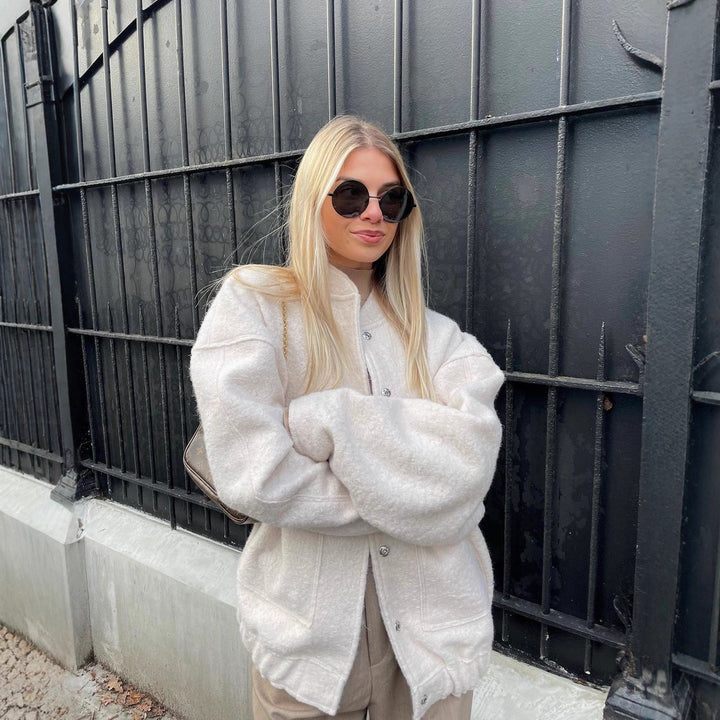 Damern Oversized Stickad jacka i mjukt teddytyg med ståkrage och sidofickor Mirla-Eva Jonsson