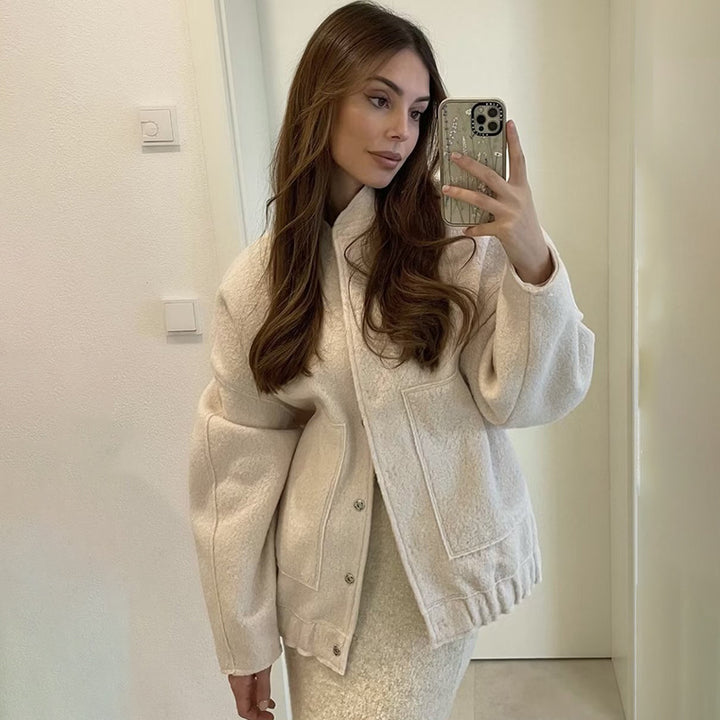 Damern Oversized Stickad jacka i mjukt teddytyg med ståkrage och sidofickor Mirla-Eva Jonsson