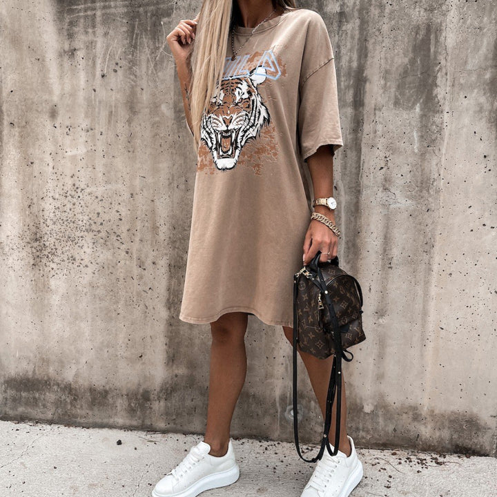 Damern Oversized T-Shirt Klänning med Tigertryck Mirla-Eva Jonsson