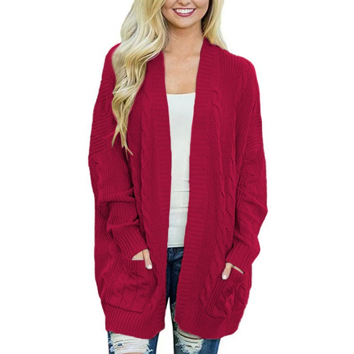 Damern Större stickad cardigan med strukturerade flätmönster och praktiska fickor Mirla-Eva Jonsson