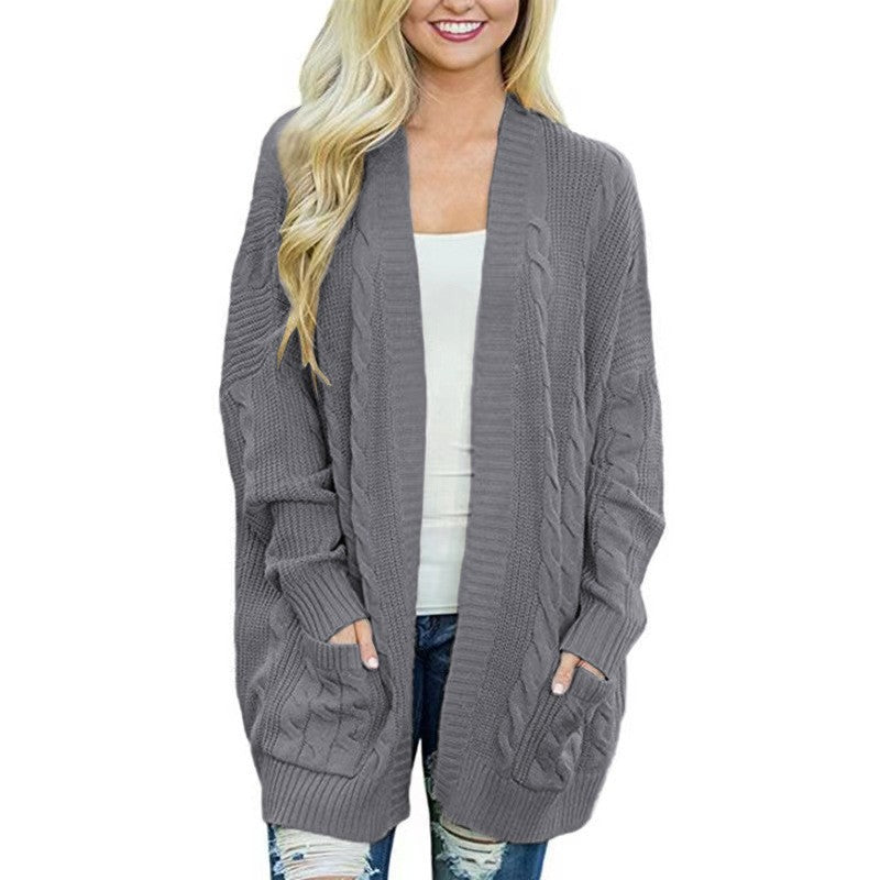 Damern Större stickad cardigan med strukturerade flätmönster och praktiska fickor Mirla-Eva Jonsson