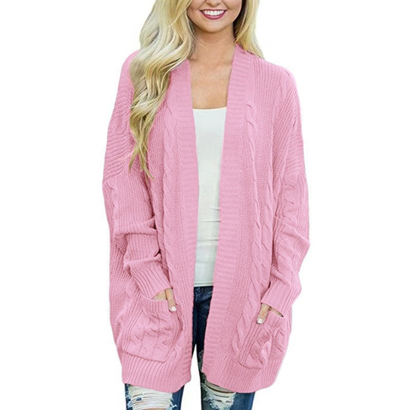 Damern Större stickad cardigan med strukturerade flätmönster och praktiska fickor Mirla-Eva Jonsson
