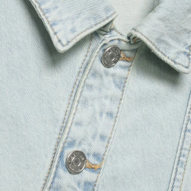 Damern Vida Jeans i avslappnad vindjacka stil med ovanliga sömmar Mirla-Eva Jonsson