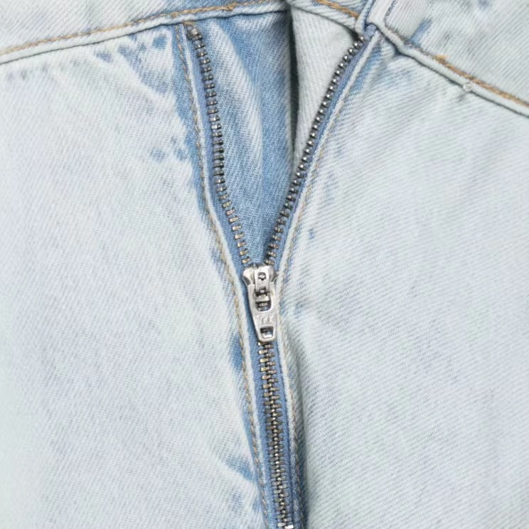 Damern Vida Jeans i avslappnad vindjacka stil med ovanliga sömmar Mirla-Eva Jonsson