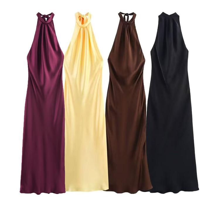 Damern aftonklänning med elegant halterneck-design och flödande skärning Mirla-Eva Jonsson